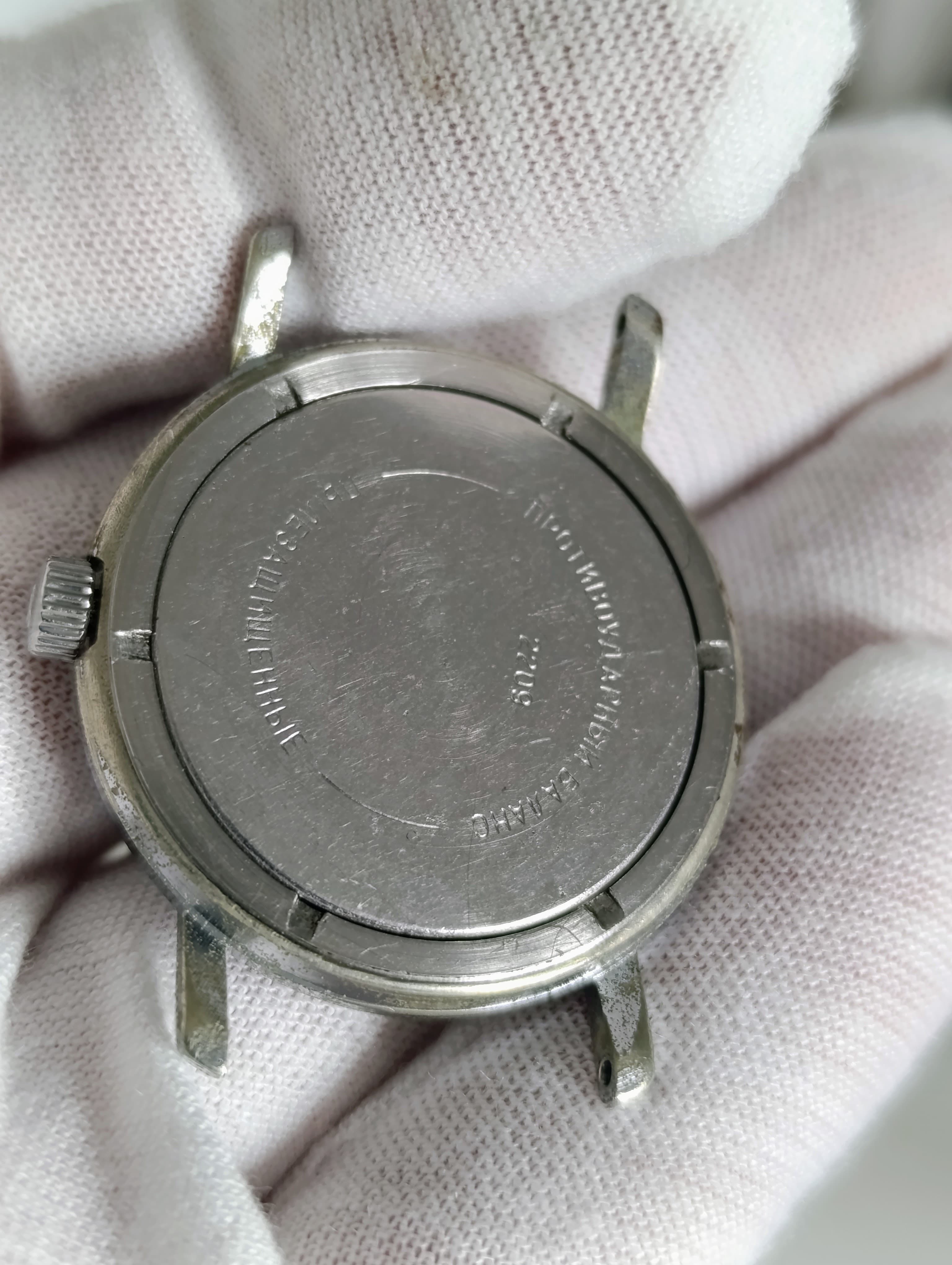 Rare Soviet Vostok 2209 – Classic 18-Jewel Mechanical Watch – thumbnail 2