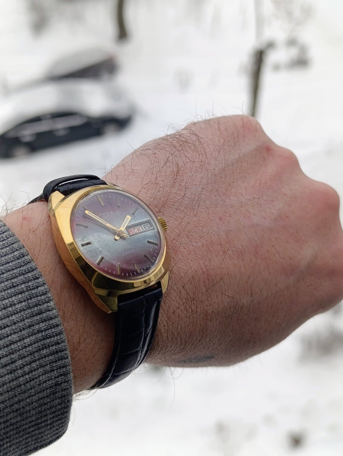 Vintage Slava 2428 USSR Watch – Purple Gradient Dial, Cyrillic Day-Date – thumbnail 8